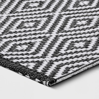 Diamond Check Indoor/Outdoor Rug - Room Essentials™ 5 Diamond Check Indoor/Outdoor Rug - Room Essentials™ - Image 3